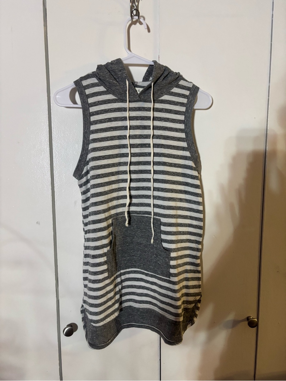 Sleeveless Striped Athletic Hoodie - Gray & White